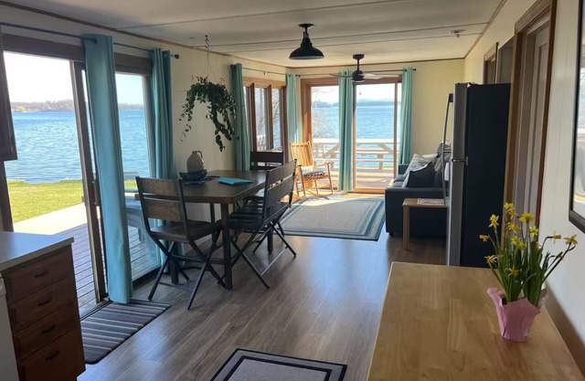 Keeler Bay Lakefront 2BR Cottage -Catamount-