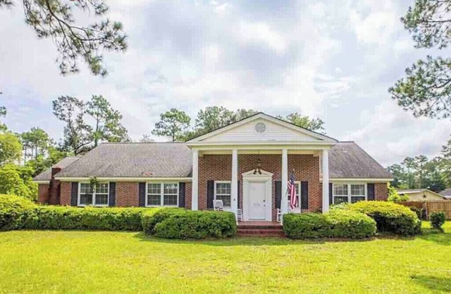 Keep it simple at this peaceful and centrally-located place.