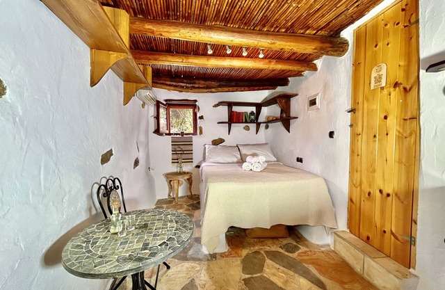 "Kelari" 300 years old cottage "Natura cottages" with sea view shared garden