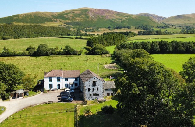 KESTREL COTTAGE, pet friendly, with open fire in Bassenthwaite