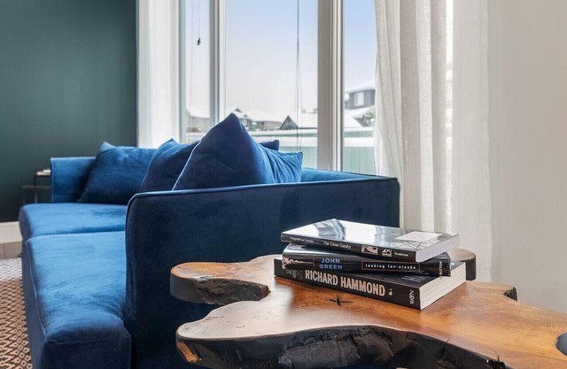 Keswick Luxury Home King Bed 2 Living Rooms