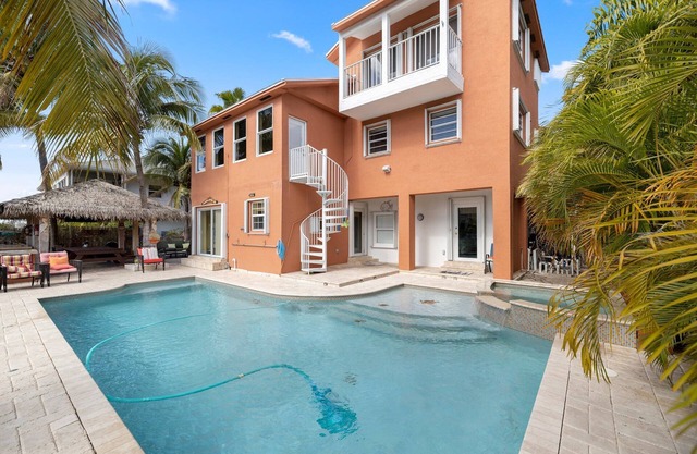 Key Largo 5/5, Pool, Jacuzzi, Outdoor Kitchen, Tiki Hut, 70 ft wide dock, Ocean