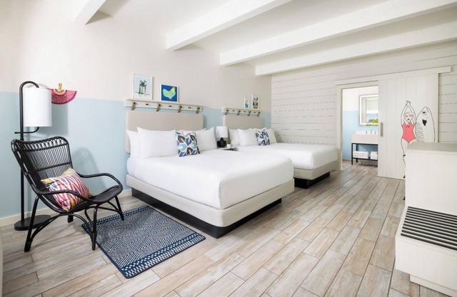 Key West Poolside Paradise w/Cabanas, Lawn Games & Tiki Bar