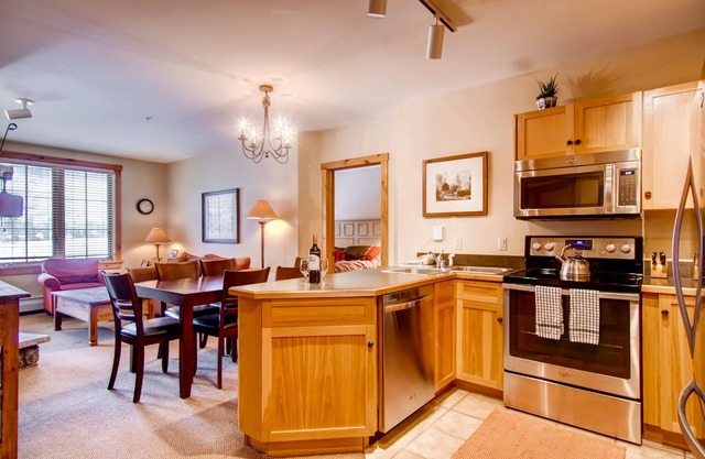 Keystone 2 bed 2 bath in River Run Village - walk to ski lifts.