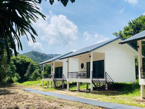 Khaosok river hills resort