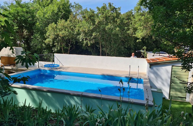 Kids friendly house with large private, fenced garden, pool, 1km beach