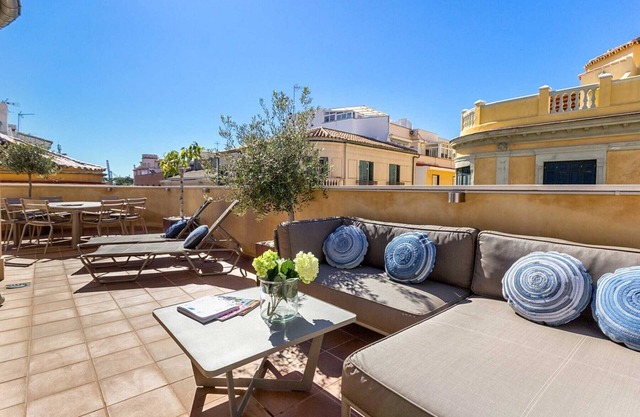 Kim - Holiday penthouse in Malaga by Solaga