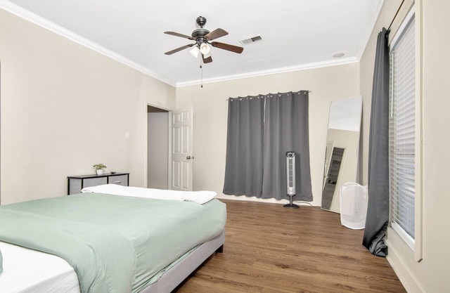 King Bed 2 BR Big Home & Garage - Green & Black