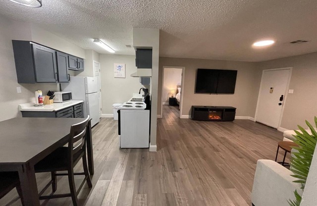 King Bed 2BR Unit Free Parking