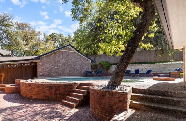 King Bed Casita w/Pool Access - Pet-Friendly!