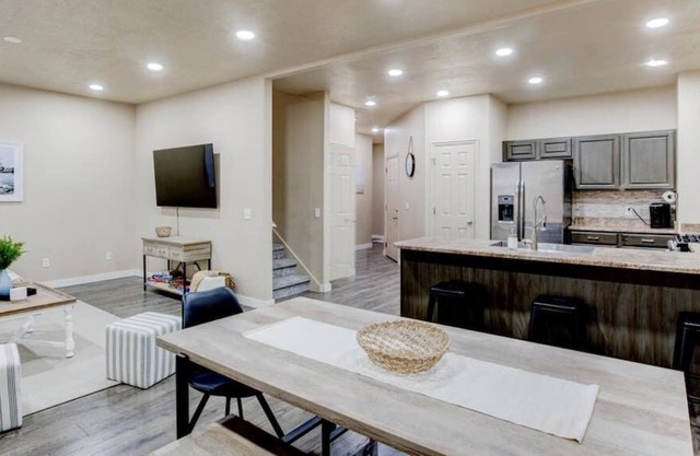 King Bed,Cozy Backyard and Patio,Full Kitchen
