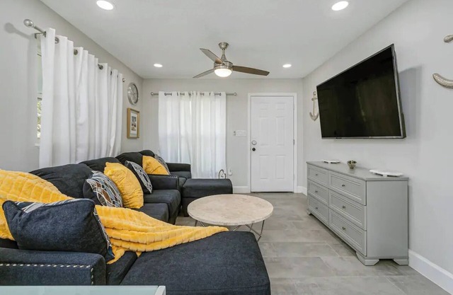 King Bed. Great Parking. Message with Questions.nn