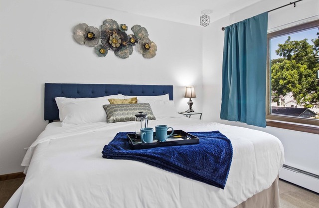 King Bed - Near Froedtert - FAST WiFi