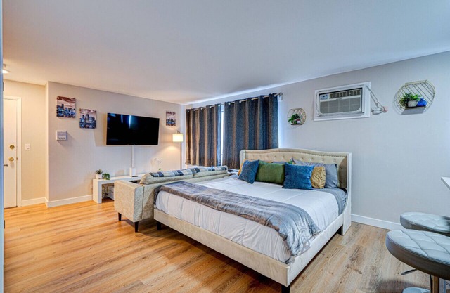 King Bed Studio by O`hare| Safe Neighborhood