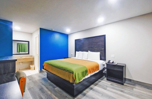 King Bed with Free Breakfast, Parking, Near Riverfront Park