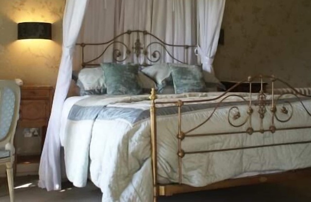 King-Deluxe-Ensuite with Bath-Park view-Room 5