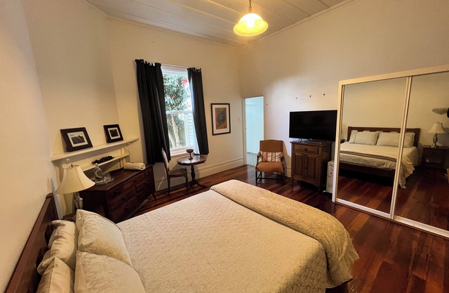 KING ENSUITE ROOM ONLY with Bathroom @ LA CASA BONITA AUCKLAND 8 Bedroom Villa.
