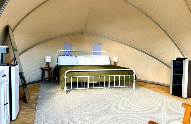 King Glamping Tent with AC & Mountain Views