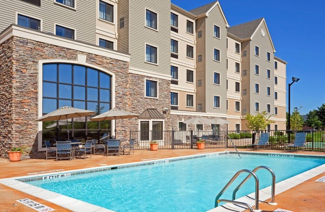 King Suite. Free Breakfast. Seasonal Outdoor Pool. Gym. Close to Longwood Gardens!