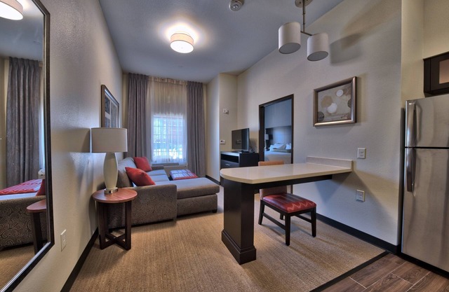 King Suite. Free Breakfast Buffet. Close to Texas Tech University!