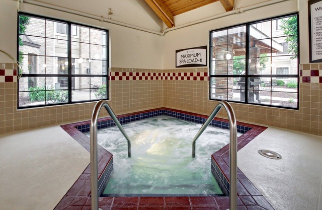 King Suite. Free Breakfast. Pool. Near UW-Madison!