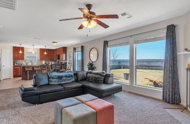 King Suite, Jacuzzi Tub, Free WiFi, 15 Mins To Hobby Airport, Disney Plus, Netflix, Hulu, Green Space