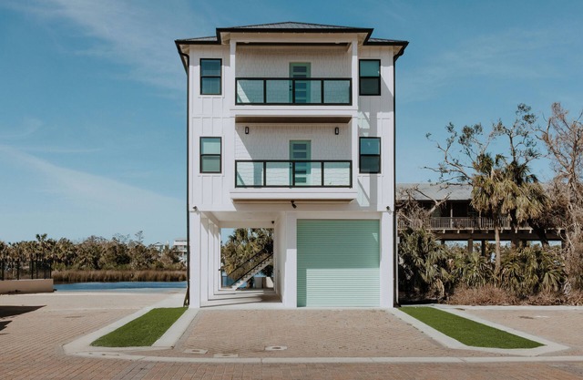 Kingfisher Cove- upper unit sleeps 7 private boat slip & pool