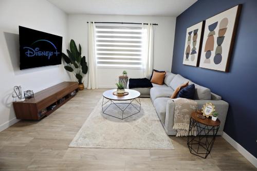 Kinglet 4BR Getaway AC Garage Near WEM DisneyPlus