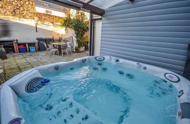 Kings House - a town house that sleeps 12 guests in 6 bedrooms