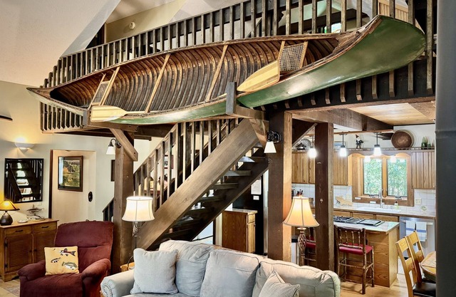 Kinnikinnick Pet Friendly downtown Glen Arbor!