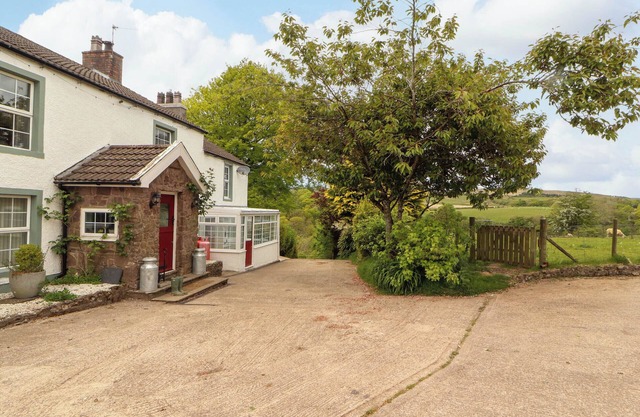 KIRKLAND HOWE COTTAGE, pet friendly, with hot tub in Arlecdon