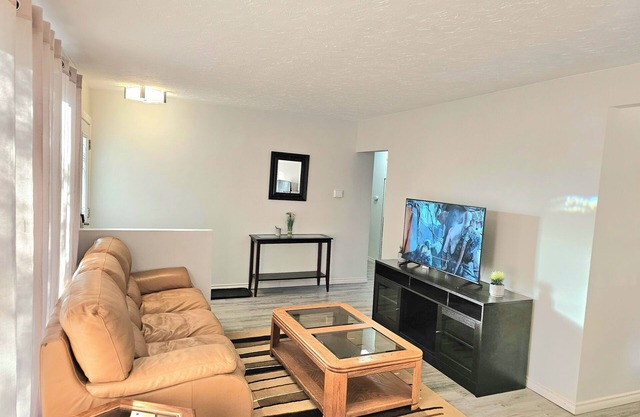 Kirvia's retreat "Entire home"8 minutes to West Edmonton Mall.