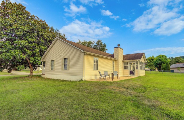 Knoxville Home w/Sunroom ~ 9 Mi to Downtown!