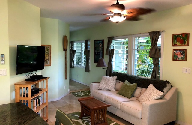 Koi Palms 1 bedroom Cottage - Great location! 5 Minute Walk to Kailua Beach!