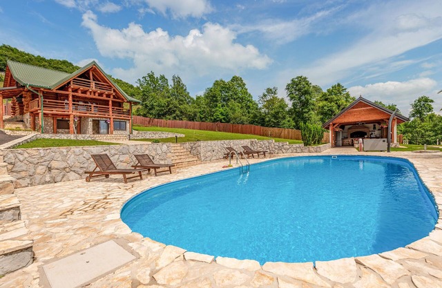 Kolibe Lika - Bellow the hill