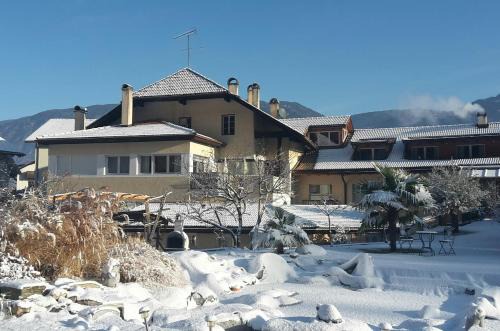 Kreuzwegerhof Nals "Gutshof" - historic living with natural Pool Oasis