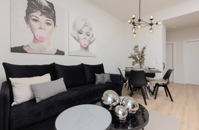 Krucza 51 | Comfortable Apartment | Desk