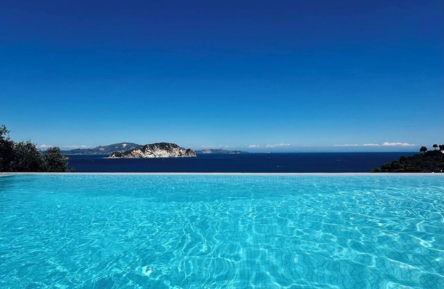 Kurma Blue, villa with infinity pool and stunning sea view