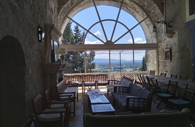 L'Arcade near Avignon and L'Isle/Sorgue, detached house for 12p, 8 rooms,