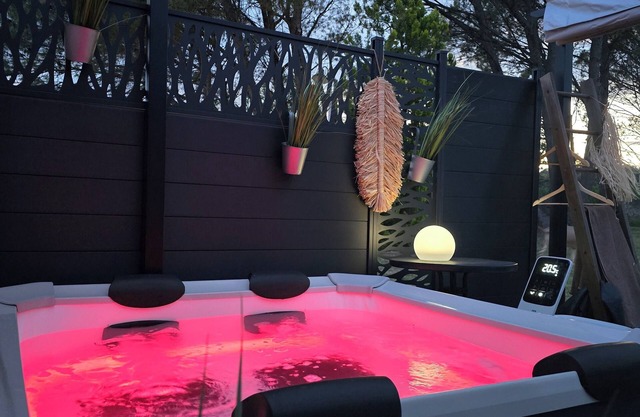 L'atelier des rêves, independent studio with private outdoor spa!