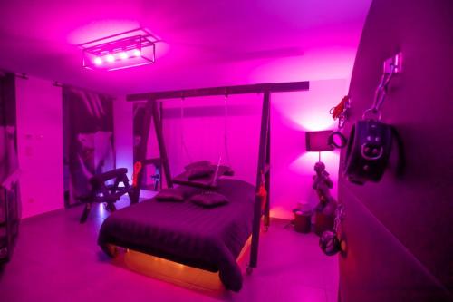 L'Atelier KUROI - Love Room BDSM - Balançoire, Banc de fessée, Cage, Croix, Tantra