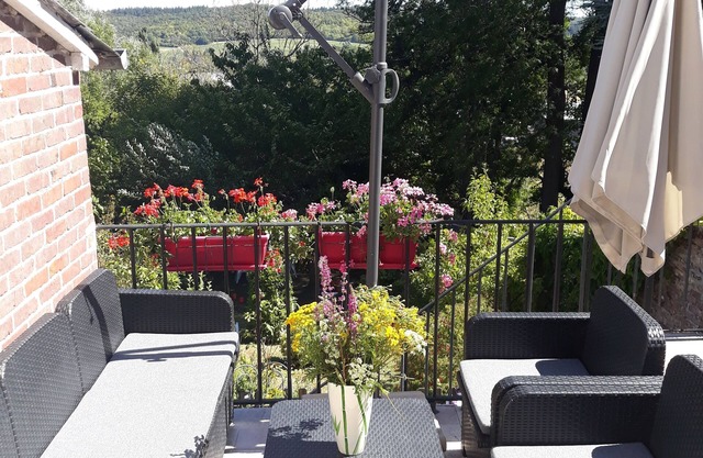 L'escale Arquaise, The house with a flower garden