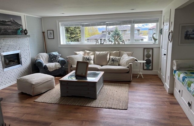 L'Escale: charming upscale studio in quiet South Anchorage neighborhood.