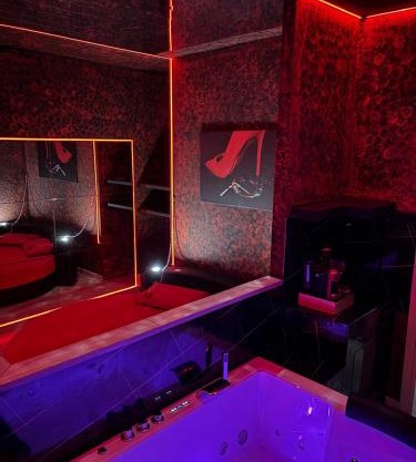 L'H LION's RED SUITE
