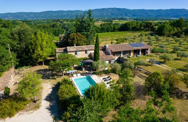 L' OUSTAOU LES FORTUNES 3-star Provence farmhouse
