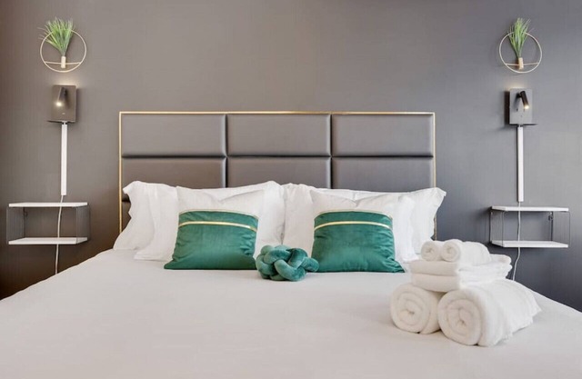 L202 · The Royal Lack - Bay View - A02