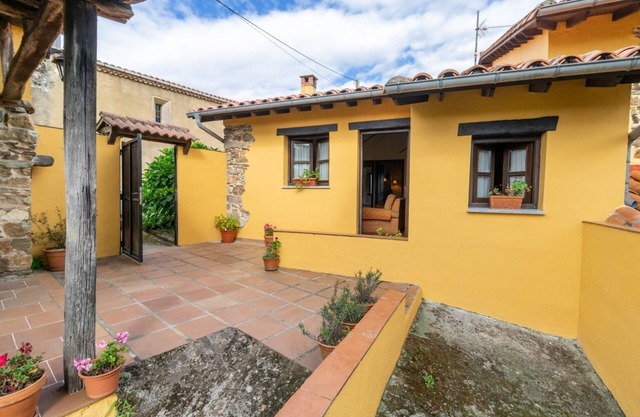 La Casona del Cura 1, HORTENSIA - (Country House, Pets welcome)