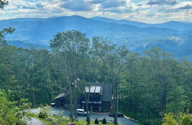 La Dolce Vita at Eagles Nest - fireplace, flat driveway, near Epic