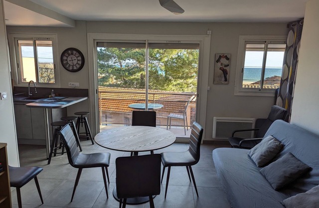 La Franqui. Appt 42m2. 50 m. from the beach.Balcony with nice sea view. Wifi.