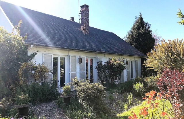 La Métrie, on one level, enclosed garden